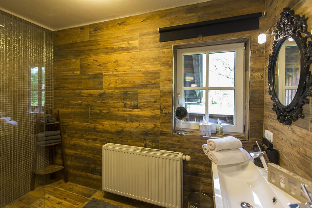 Forest Chalet, 15 Min To Salzburg Olt Town, And Most Beautiful Lakes, Secluded Location, 1,000 Sqm Garden, Mountainview, Panorama Sauna, Bath Whirlpool, Bbq&Bikes&Sunbeds For Free, Up To 10 P Golling an der Salzach Rum bild